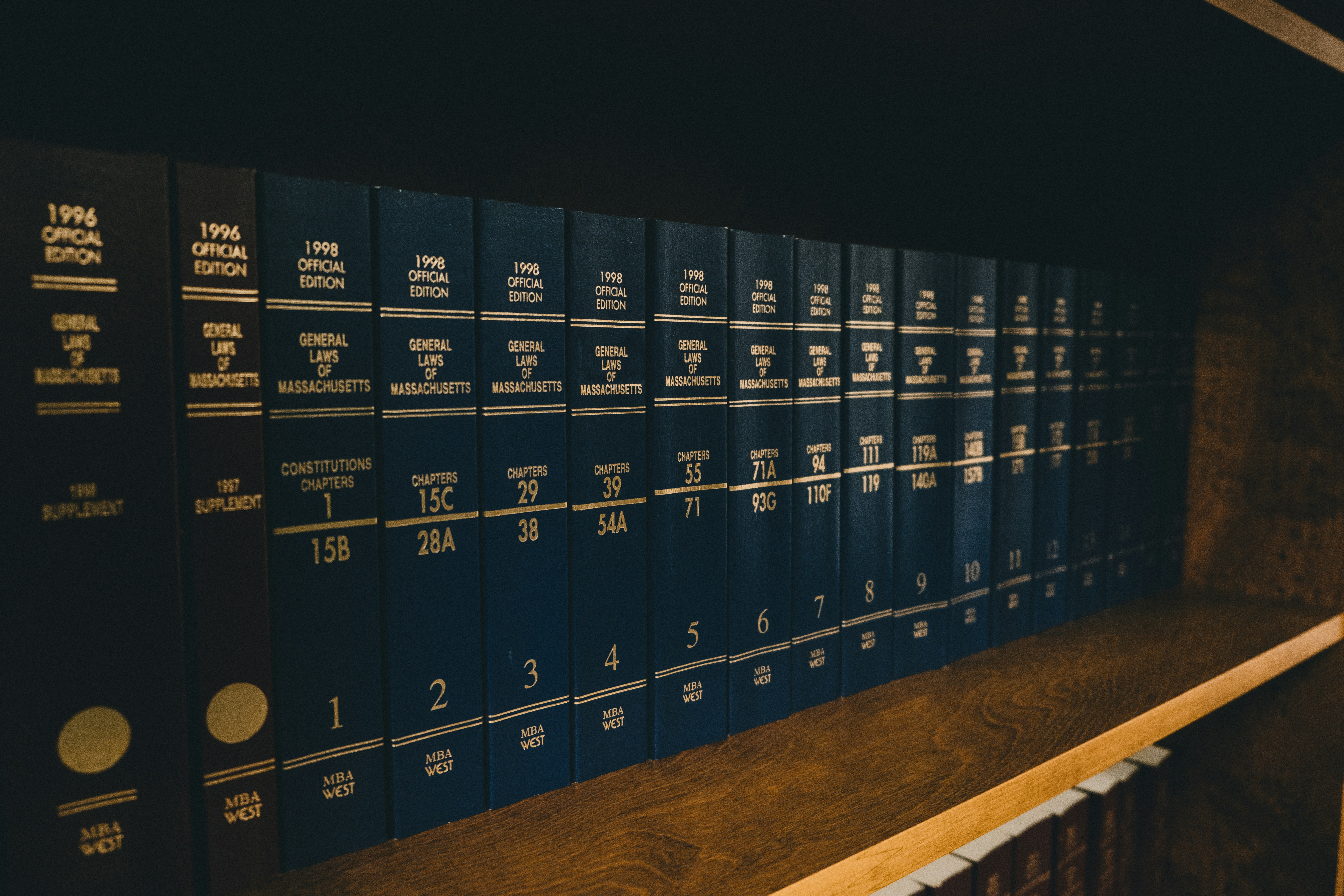 Rak buku hukum dengan koleksi referensi